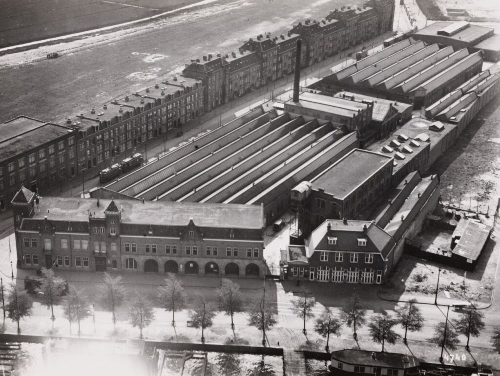 De Spyker-fabriek aan de Amsteldijk in Amsterdam in 1927, een jaar na het (voorlopig) laatste faillissement.