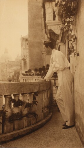 Toegeschreven aan Gertrude Käsebier, Adolphe de Meyer poserend op een balkon, Palazzo Balbi-Valier, 1905