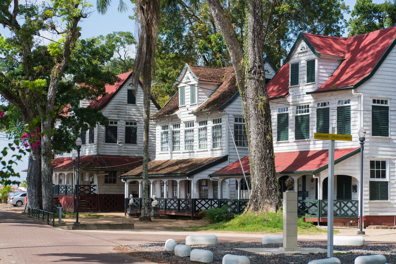 Karakteristieke historische panden in de Surinaamse binnenstad