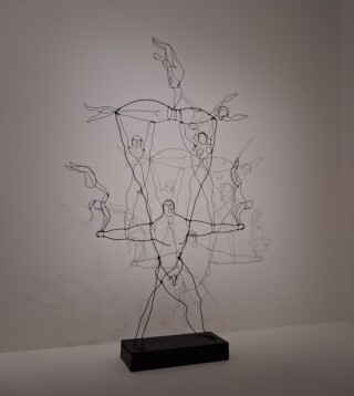 Een draadsculptuur van Alexander Calder met acrobaten uit het circus.