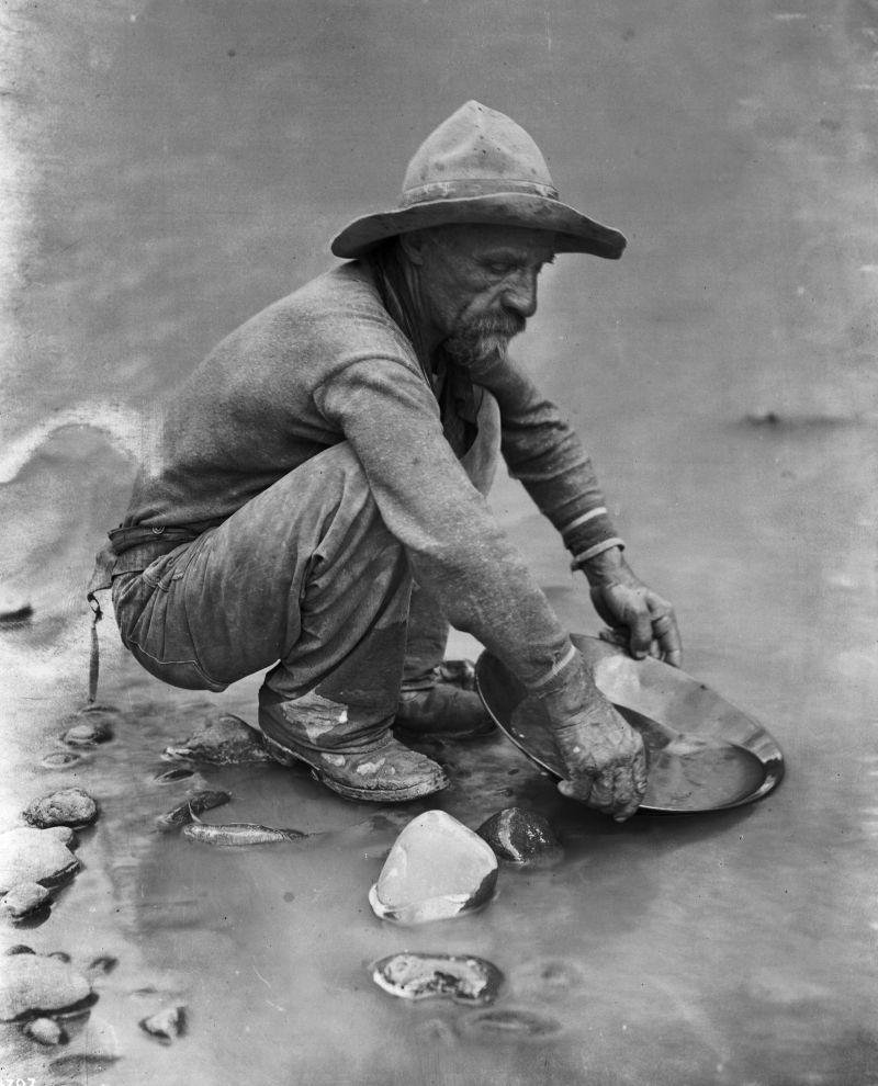 Goudzoeker met goudpan aan de Colorado River bij Lees Ferry, omstreeks 1930.