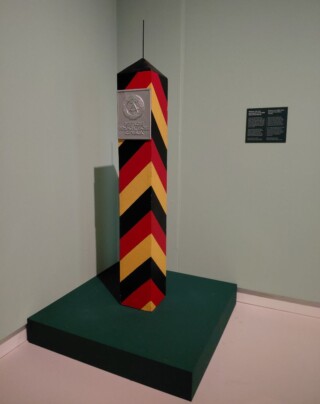 Replica van een grenspaal van de Duitse Democratische Republiek (DDR)