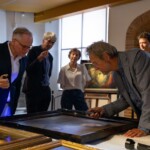 Experts nemen tijdens een bijeenkomst in Museum De Waag werken van Han van Meegeren grondig onder de loep.