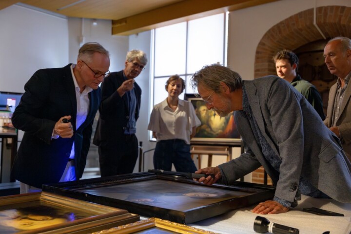 Experts nemen tijdens een bijeenkomst in Museum De Waag werken van Han van Meegeren grondig onder de loep.