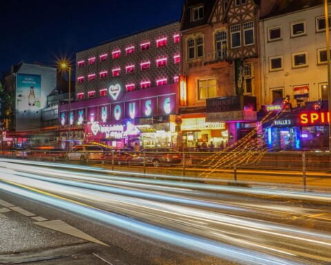 Blik op de Reeperbahn in Hamburg