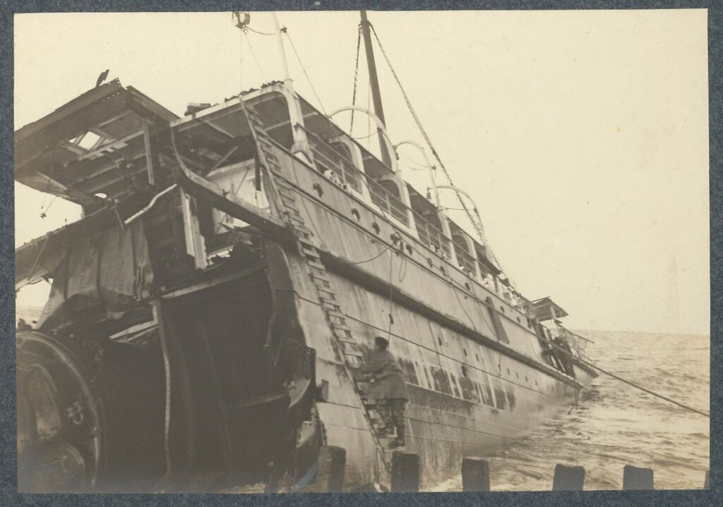 Het wrak van het stoomschip Berlin op de kust bij Hoek van Holland.